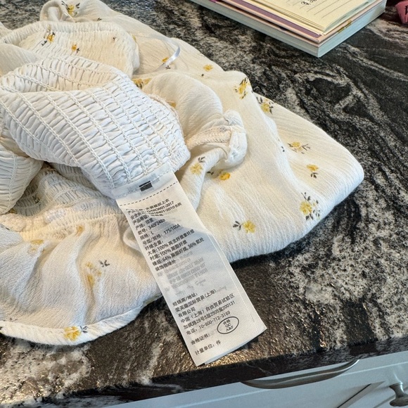 Hollister soft white top with yellow flowers L - Picture 8 of 8